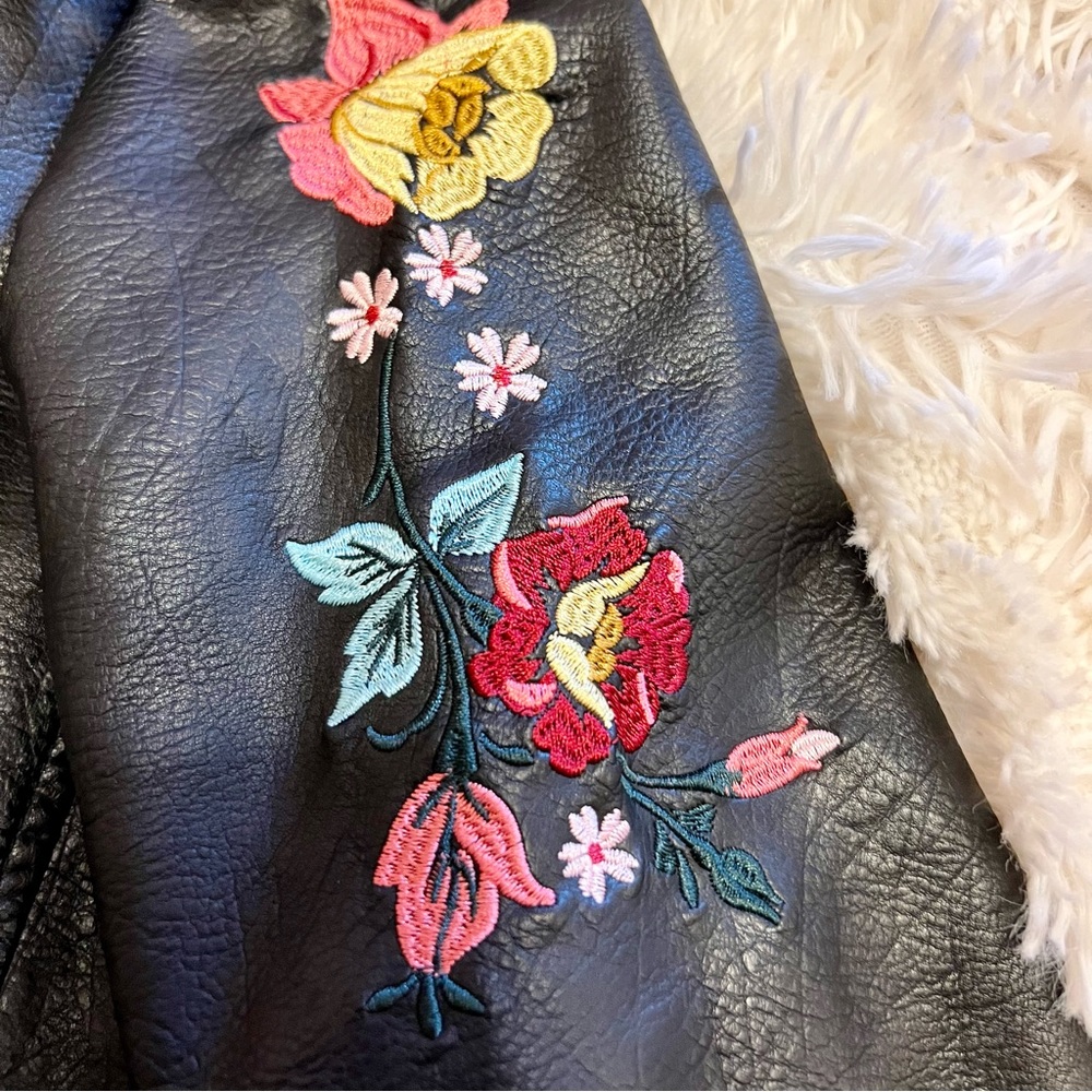 Holly Bracken Moto Faux Leather Jacket - black with floral embroidery - size M - Picture 4 of 9